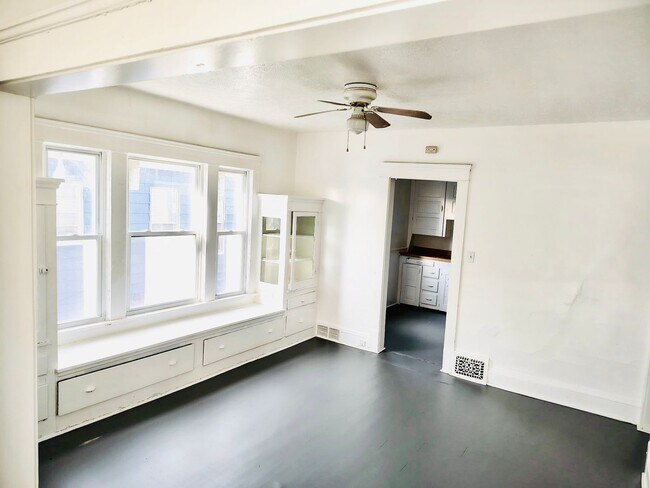 Building Photo - Spacious 2Bed, 1 Bath Home in Cleveland Ohio!
