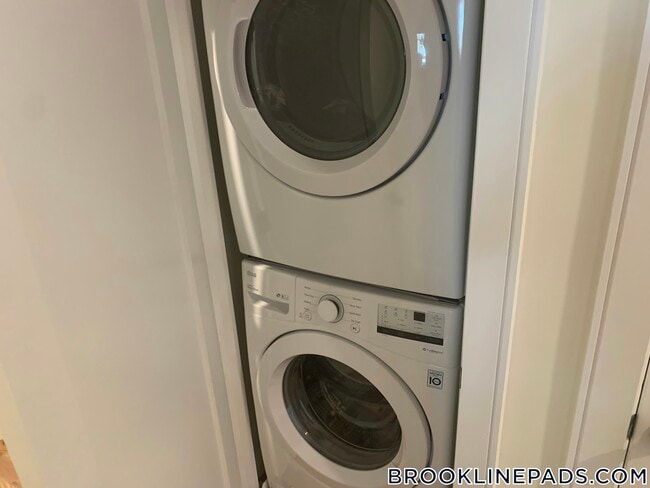 Building Photo - 65 Cameron St