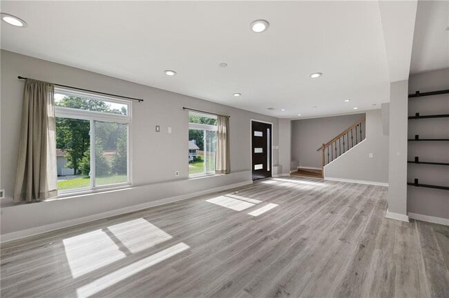 Building Photo - 387 Pine Acres Dr