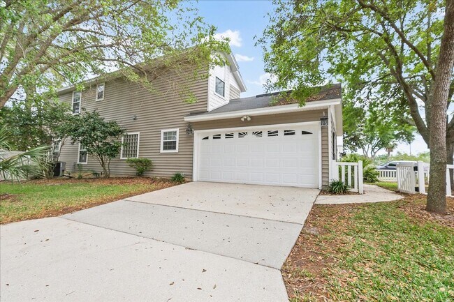 Foto del edificio - Lovely contemporary home in popular South Jax Beach!