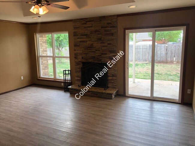 Building Photo - Beautiful and updated 3 bedroom 2 bathroom...