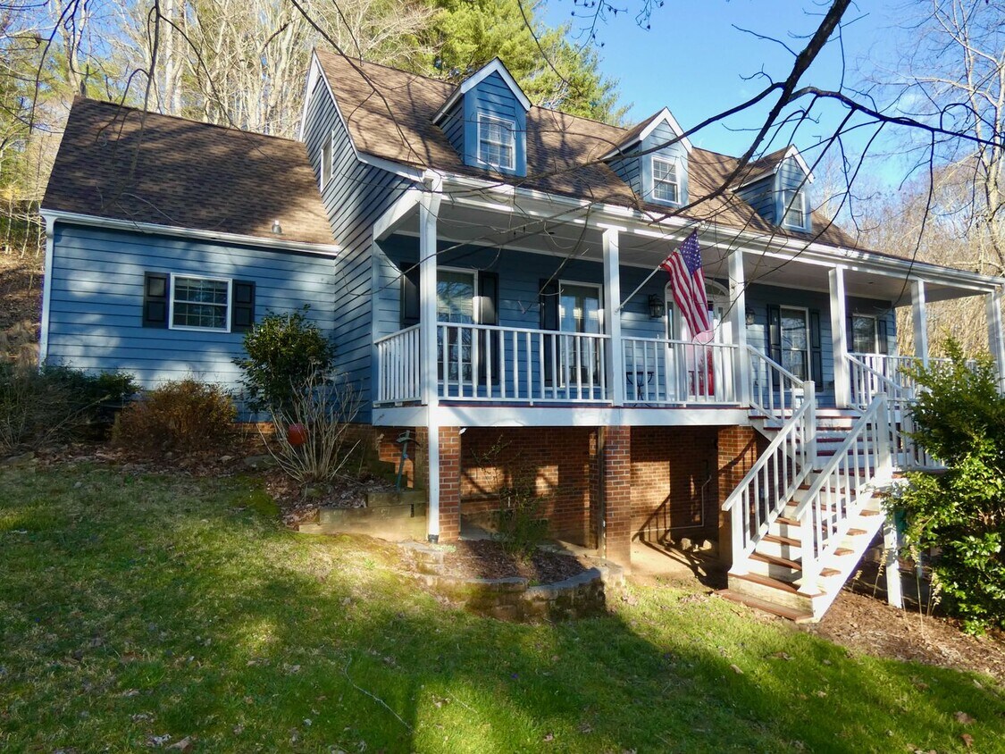 Foto principal - Spacious Cape Cod-Style Home in South Ashe...