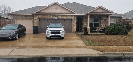 Building Photo - 211 W Mockingbird Ln