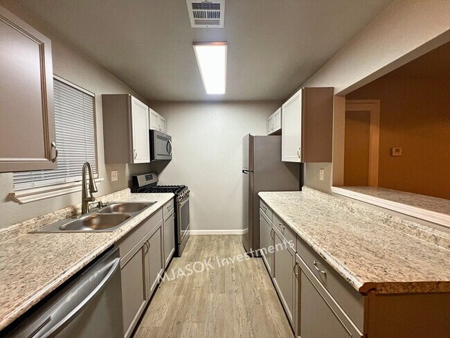 Foto del edificio - 3 Bedrooms, 2 Full Baths in Lawton, OK - Fenced Yard, Washer/Dryer Connections