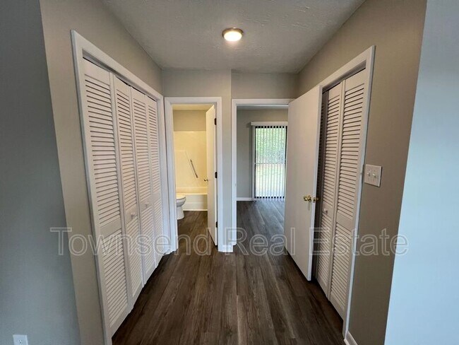 Building Photo - 1437C Ireland Dr