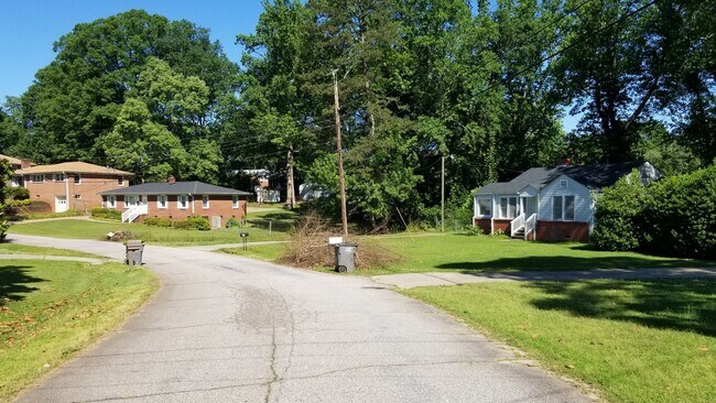 Foto del edificio - 15 Lynhurst Dr