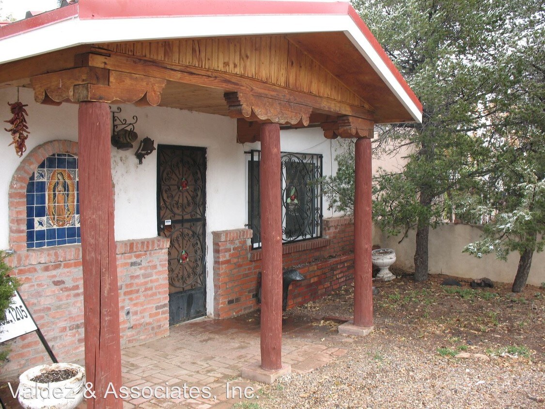 Primary Photo - 714 Baca St