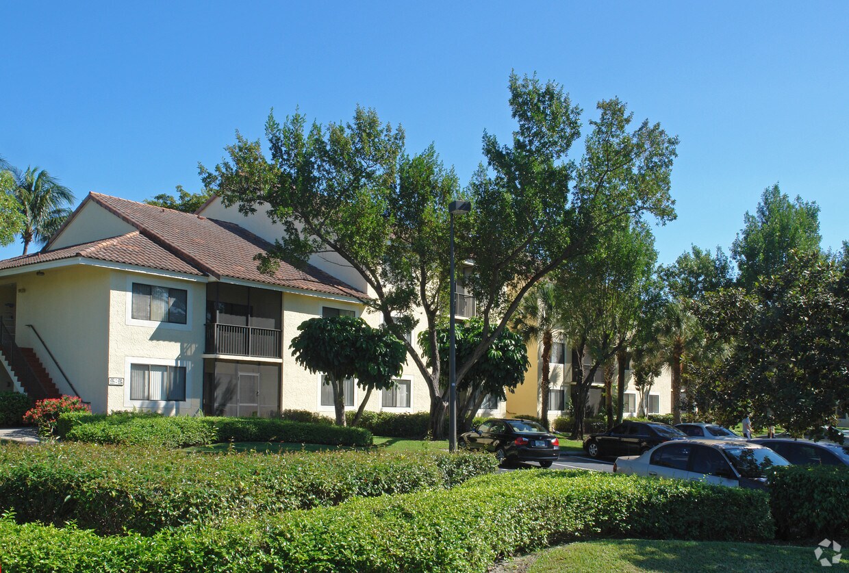 Building Photo - The Colonnades At Plantation