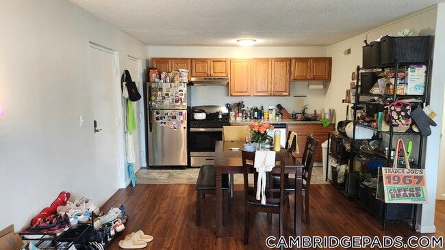 Building Photo - 20 Hubbard Park Rd