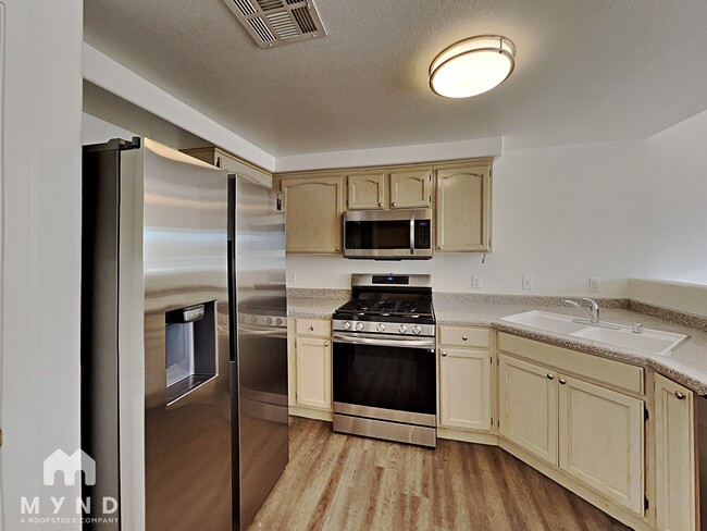 Building Photo - 3400 Cabana Dr