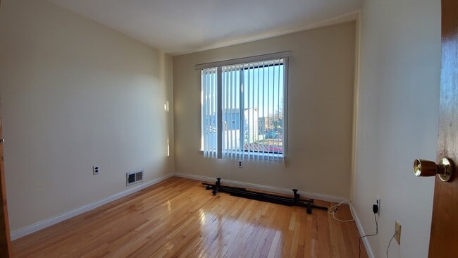 Building Photo - 404 Chestnut St