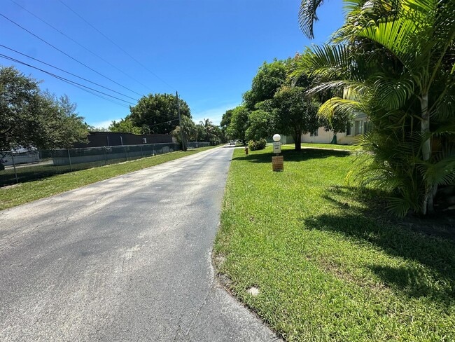 Building Photo - 1799 Fairview Villas Dr