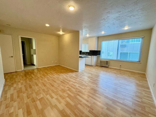 Building Photo - Prime West Hollywood location within a close proximity to everything!