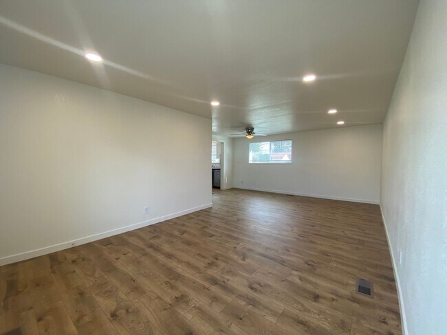 Foto del edificio - ? Fully Remodeled 1 Bed / 1 Bath Home Near Franklin Park ?