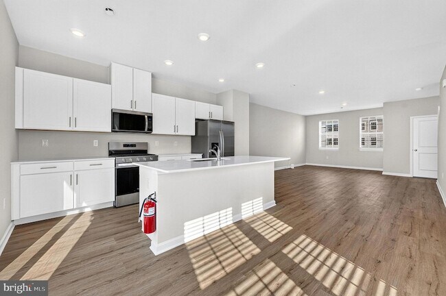 Building Photo - 157 Essex Dr