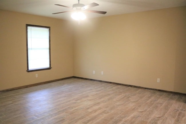 Building Photo - 1063 Shellie Ln