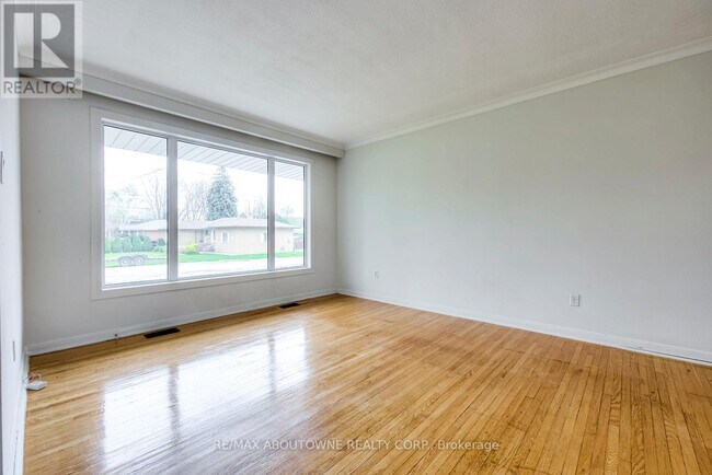 Building Photo - 530 Lees Ln