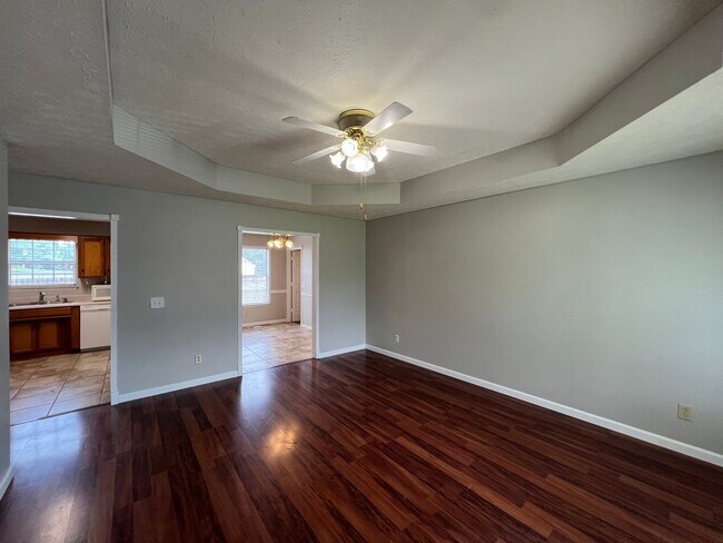 Building Photo - Great 3 BR 2 Bath Available Immediately in...