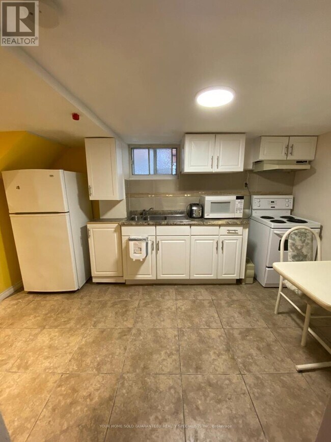 Building Photo - 2518 Lake Shore Blvd W