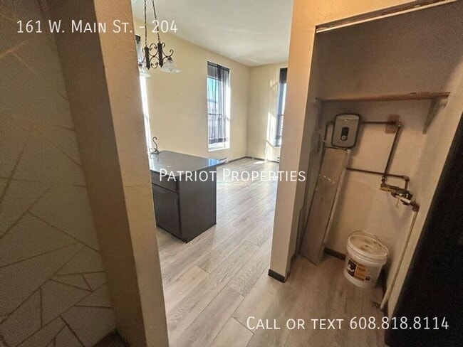 Foto del edificio - 161 W Main St