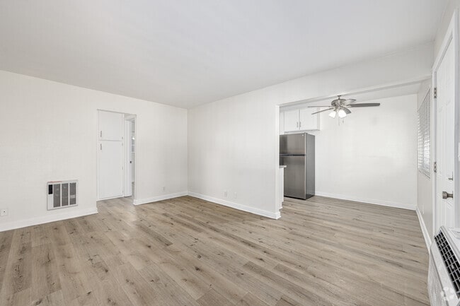 1 habitación, 1 baño - 500 pies cuadrados - Sala de estar - 14119 Mulberry Dr.