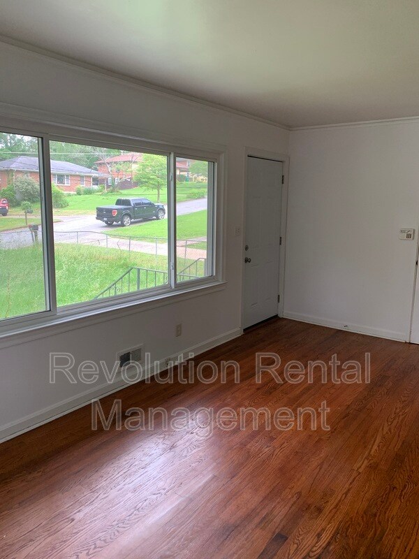 Building Photo - 2715 Larkspur Dr SE