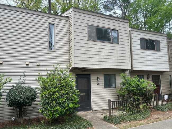 Foto del edificio - 240 Jamil Rd