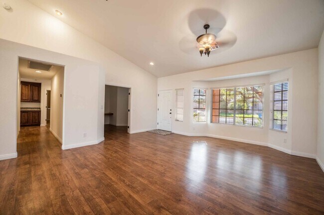 Foto del edificio - Single Story with 3-Car Garage