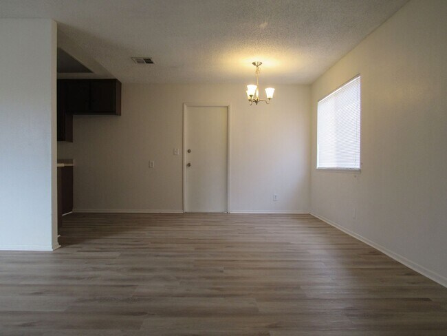 Building Photo - (APPLICATION PENDING) East Lancaster Home