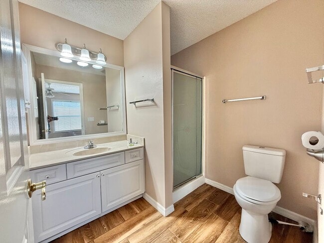 Building Photo - Adorable 2/2 with Private Yard!