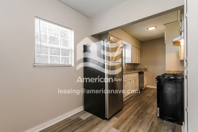 Foto del edificio - 210 E Will Rogers Blvd