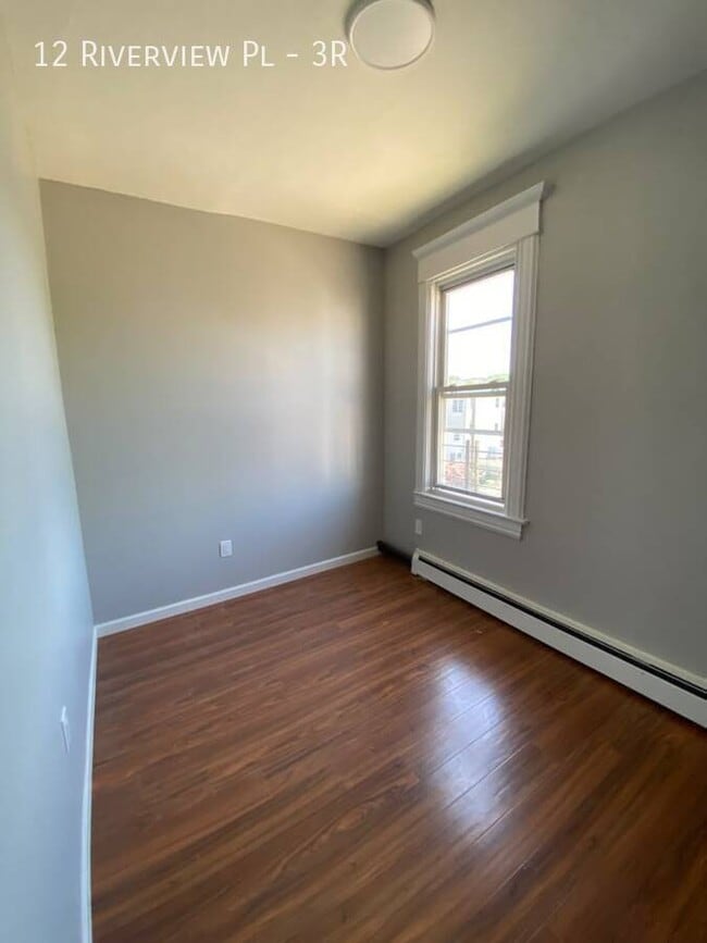 Building Photo - 12 Riverview Pl