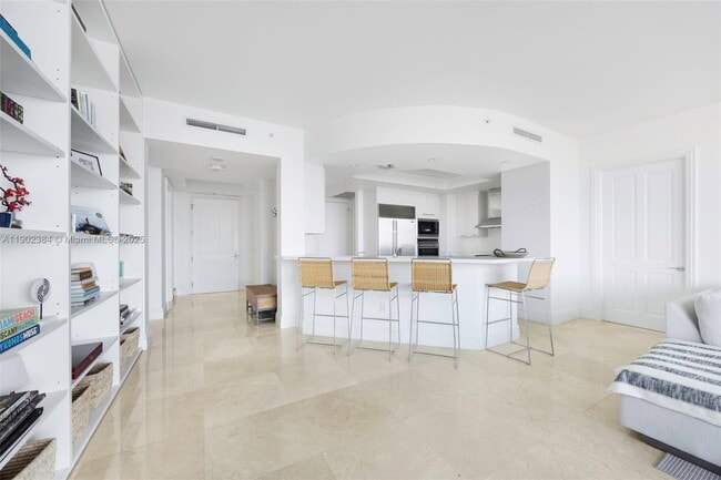 Foto del edificio - 10295 Collins Ave