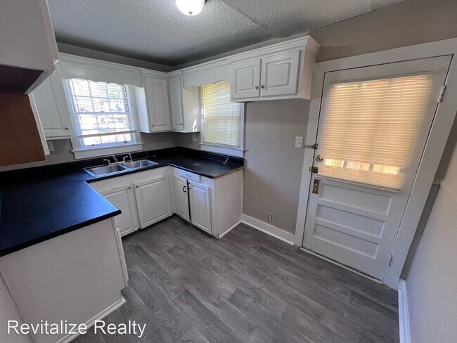 Building Photo - 3 br, 1 bath House - 2015 N McVay Dr