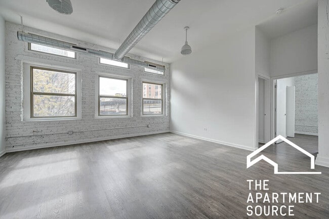 Building Photo - 932 W Dakin St