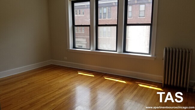 Foto del edificio - 3909 N Greenview Ave