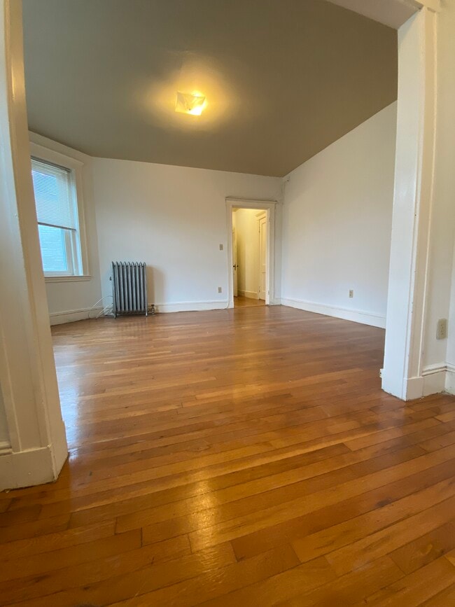 Building Photo - 131 Park Dr