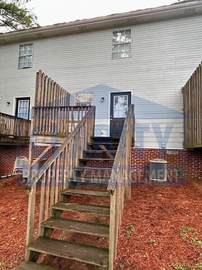 Building Photo - Quiet, convenient location!