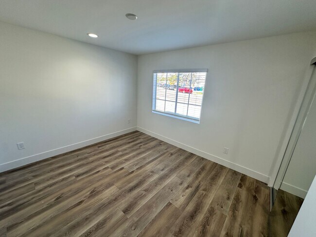 Foto del edificio - 5244-5244 E Falls View Dr