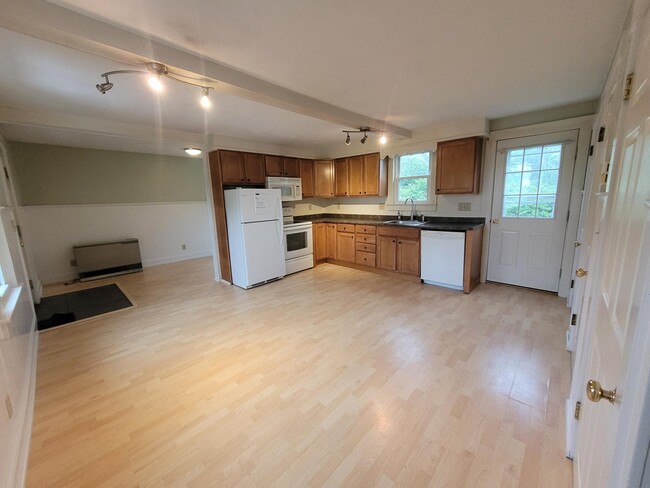 Building Photo - 8 Iris Ln