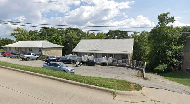 Building Photo - 2305 Southridge Dr