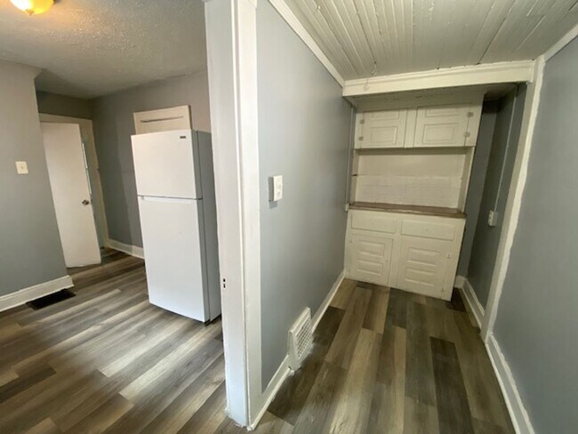 Foto del edificio - Roomy Goodyear Heights 5-Bed with Finished Attic, Fenced Yard & Garage — Fresh, Bright, Ready for...