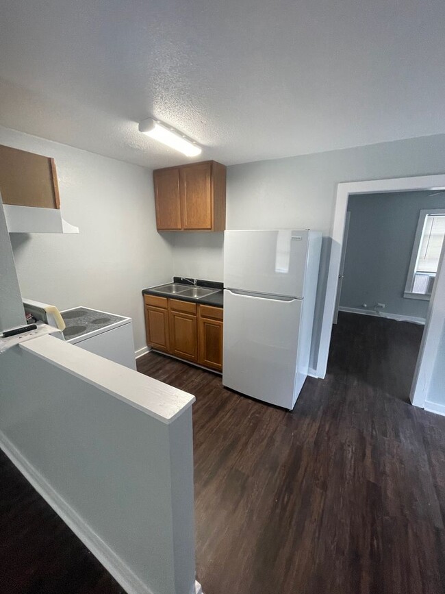 Building Photo - Available January 1st- Cozy 1 bedroom 1 ba...