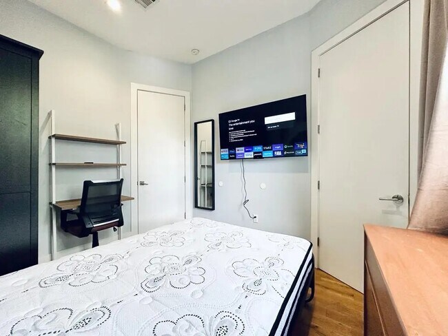 Foto del edificio - Furnished room/NOT APARTMENT