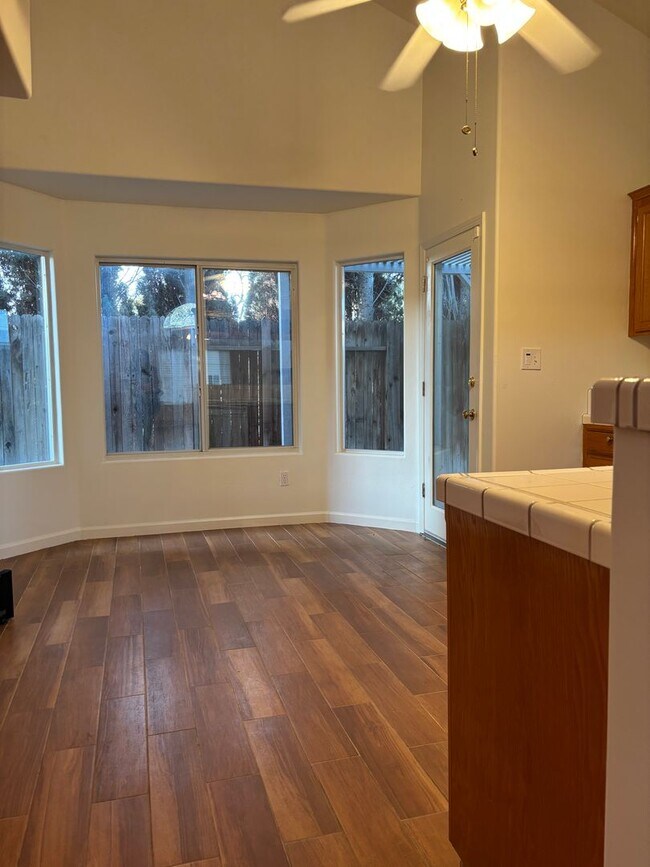 Foto del edificio - 3625 Bernard St