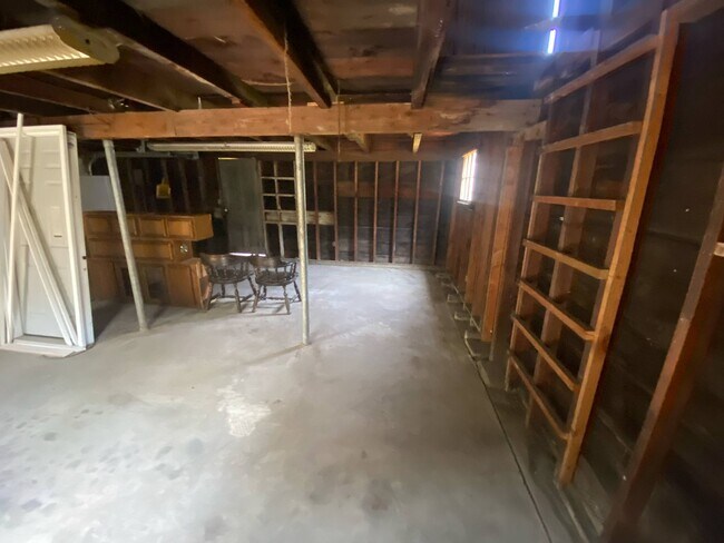 Building Photo - 229 Valley St