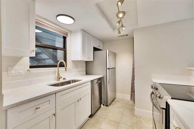 Foto del edificio - 1510 W N Loop Blvd