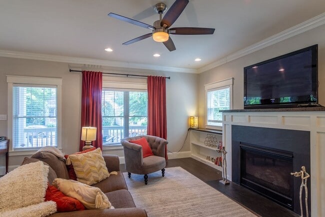 Building Photo - Great cottage house just off Ellington Pkwy-close to downtown!
