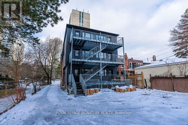 Photo du bâtiment - 67-67 Oakmount Rd