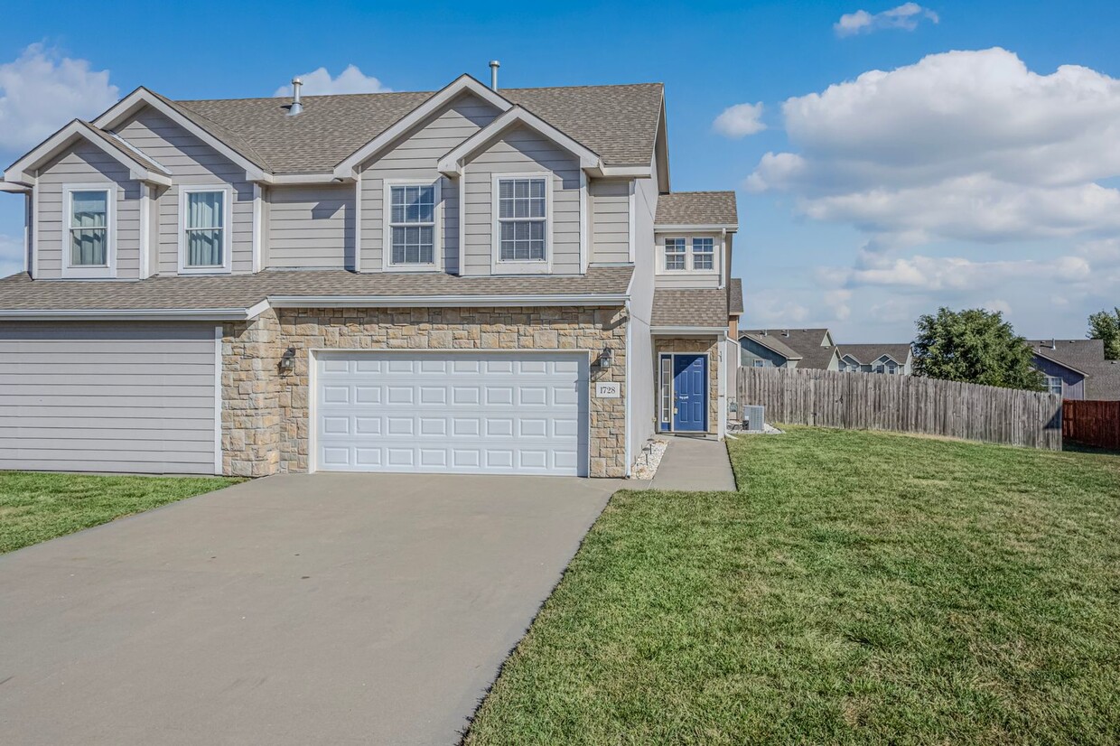 Primary Photo - Move-in Ready Duplex!